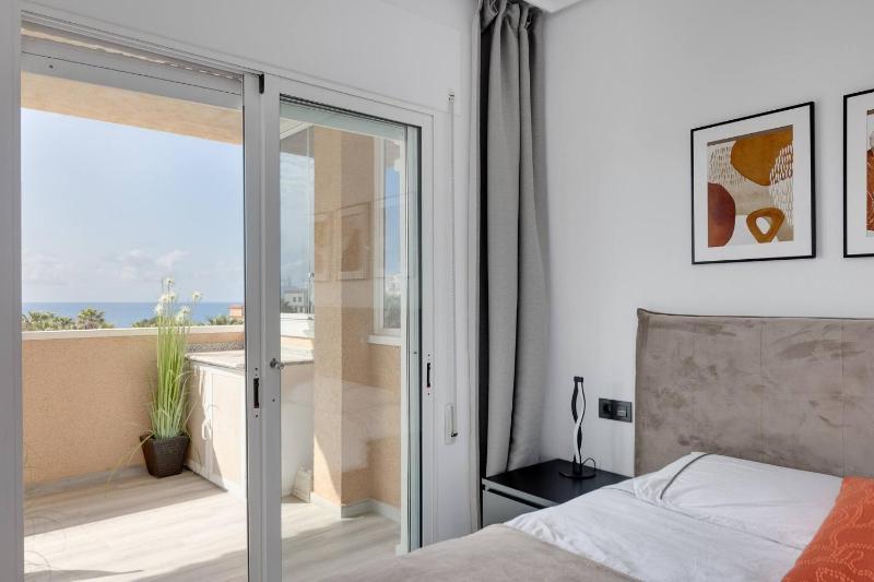 CB Living - Seaview penhouse in Cabo Roig - image 2