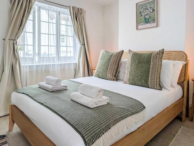 Old Vine Cottage - Terrace - by Brighton Holiday Lets - image 10