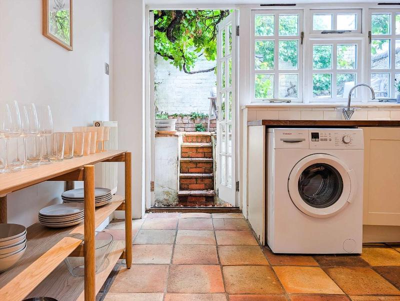 Old Vine Cottage - Terrace - by Brighton Holiday Lets - image 19