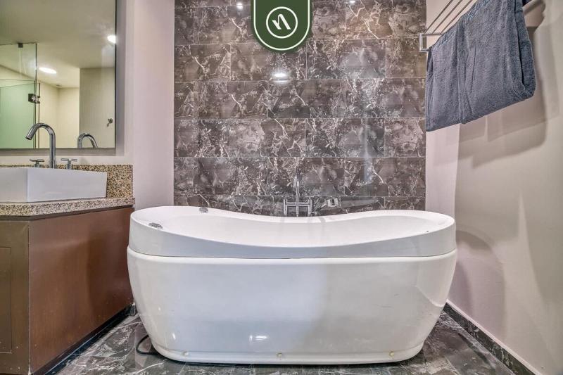Beachview Luxury 3 BR Condo - Pools - Beach - image 5