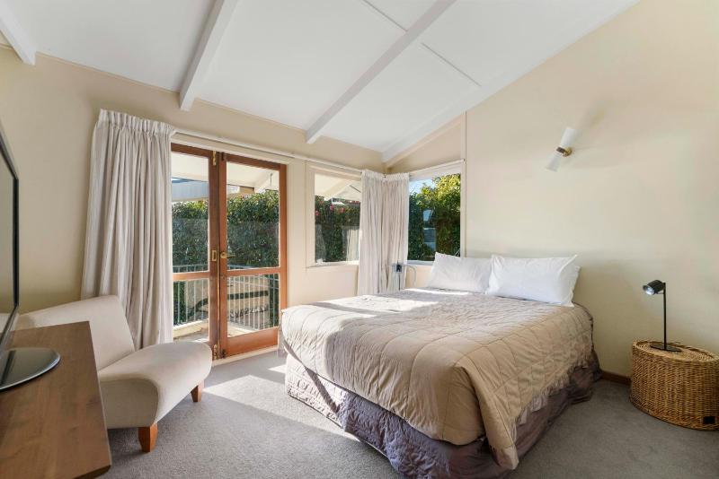 Rainbow Point Yacht Club - Taupo Holiday Home - image 25