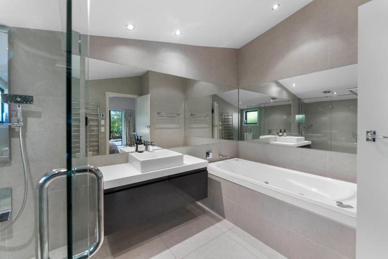 Rainbow Point Yacht Club - Taupo Holiday Home - image 7