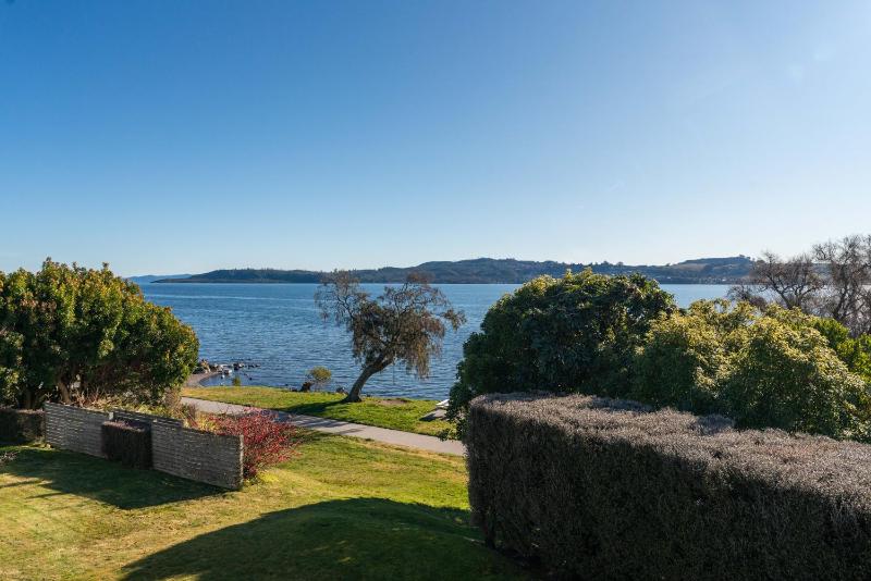 Rainbow Point Yacht Club - Taupo Holiday Home - image 16