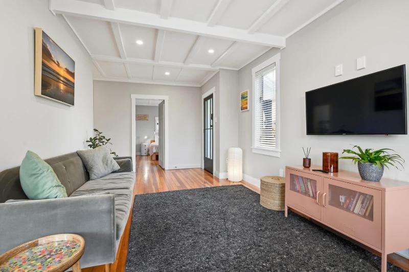 Maison Millie - Central Pet-Friendly Sleeps 4 - image 10