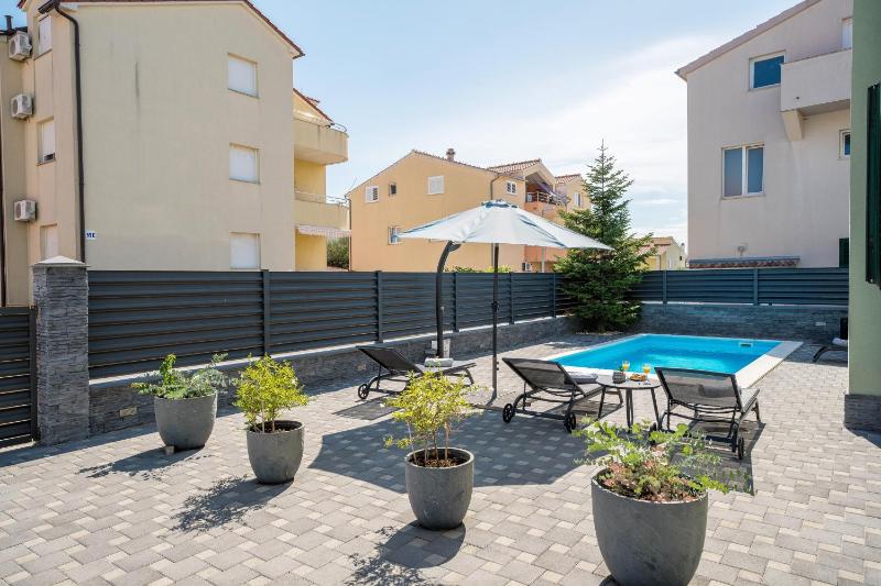 S Villa with Pool Jacuzzi & Gym - image 41