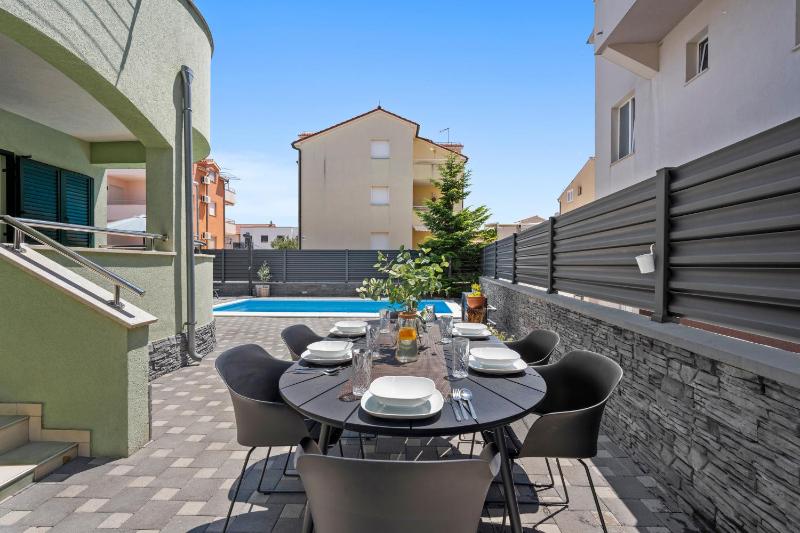 S Villa with Pool Jacuzzi & Gym - image 33