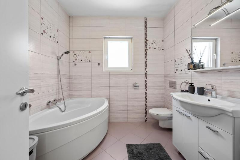 S Villa with Pool Jacuzzi & Gym - image 10