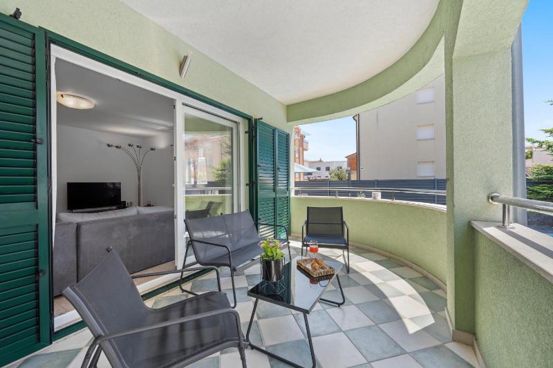 S Villa with Pool Jacuzzi & Gym - image 19