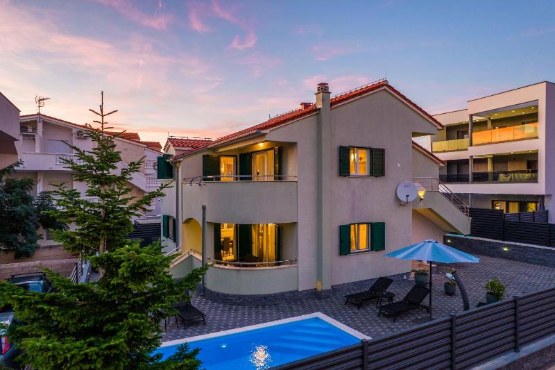 S Villa with Pool Jacuzzi & Gym - image 17