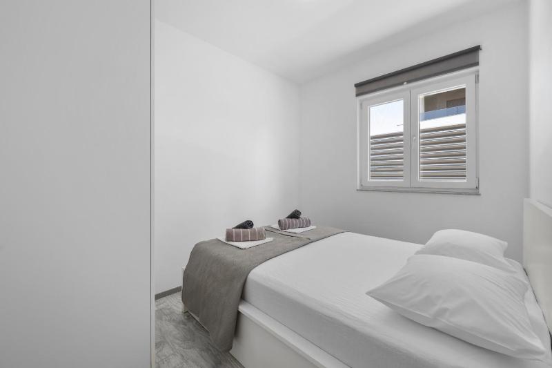 S Villa with Pool Jacuzzi & Gym - image 12