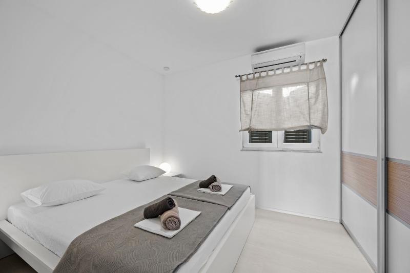 S Villa with Pool Jacuzzi & Gym - image 8