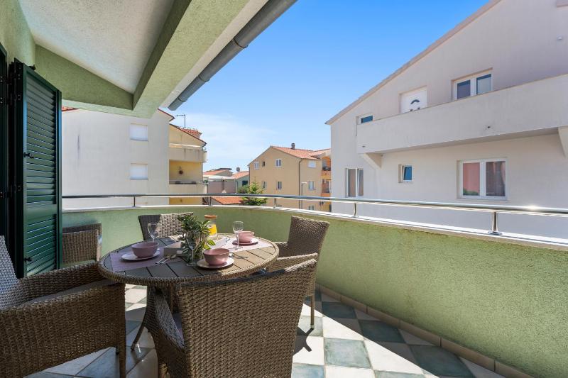 S Villa with Pool Jacuzzi & Gym - image 30