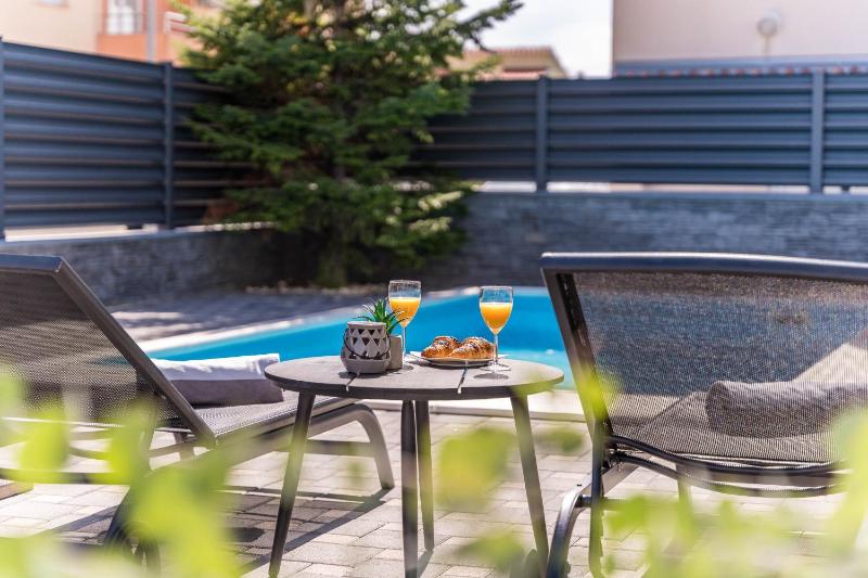 S Villa with Pool Jacuzzi & Gym - image 21