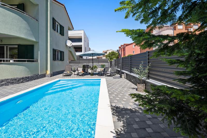 S Villa with Pool Jacuzzi & Gym - image 26