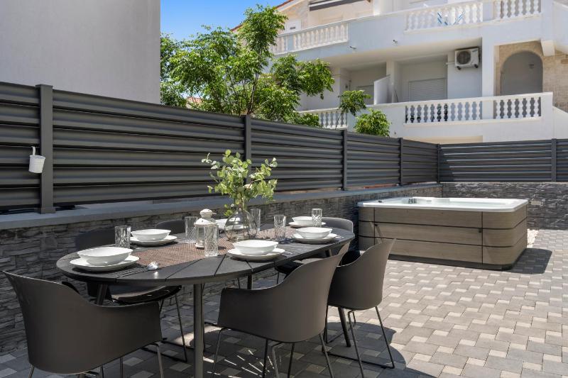 S Villa with Pool Jacuzzi & Gym - image 6