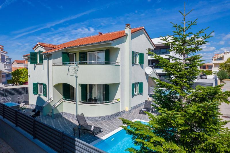 S Villa with Pool Jacuzzi & Gym - image 18