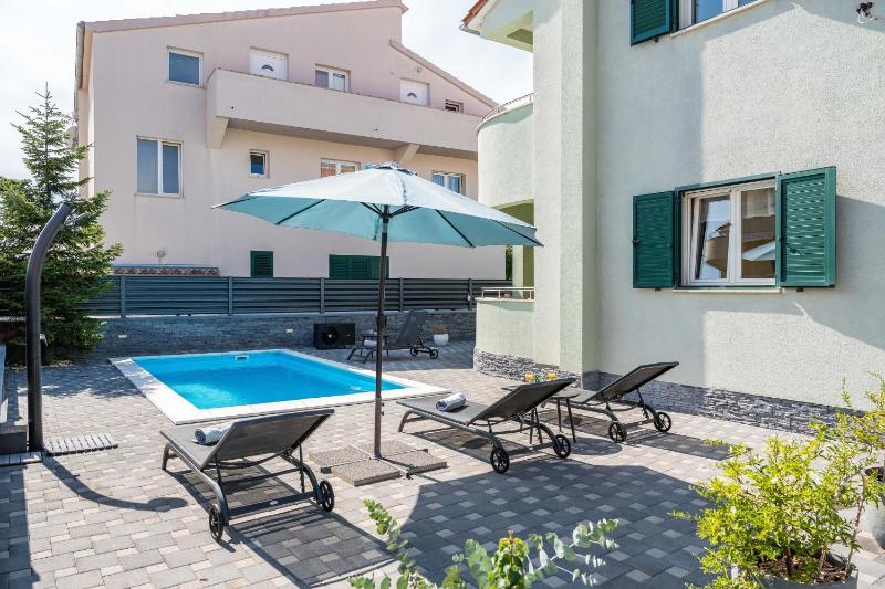 S Villa with Pool Jacuzzi & Gym - image 35