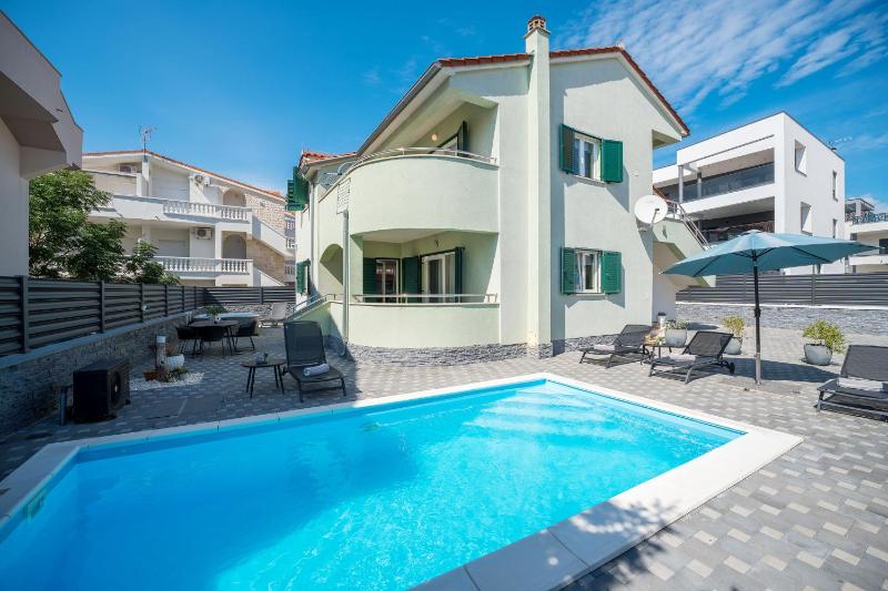 S Villa with Pool Jacuzzi & Gym - image 14