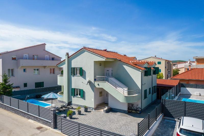 S Villa with Pool Jacuzzi & Gym - image 3