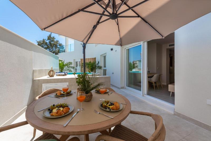 797 HOLIDAY RENTALS-Moderno apartamento con piscina privada - image 3