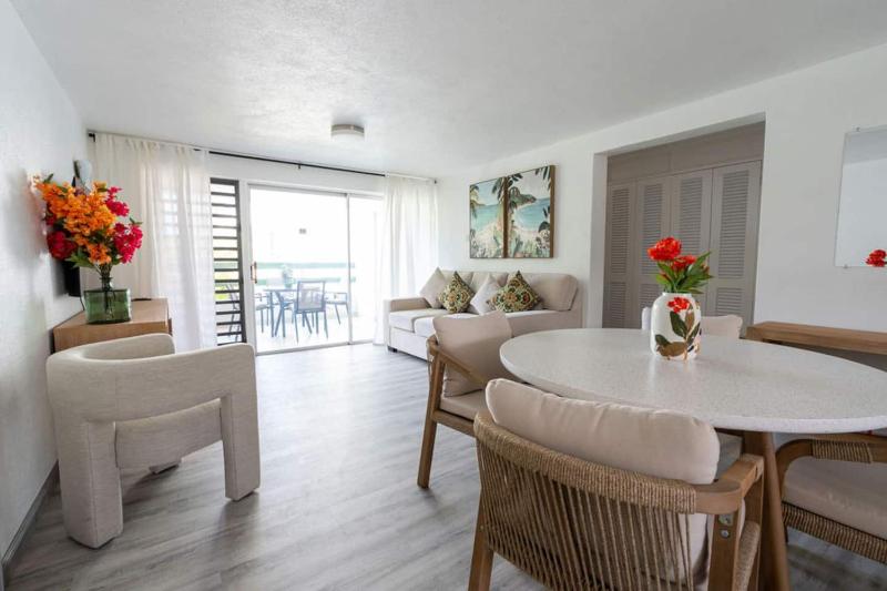 Renovated Chic Condo Steps from Carlisle Bay - image 4