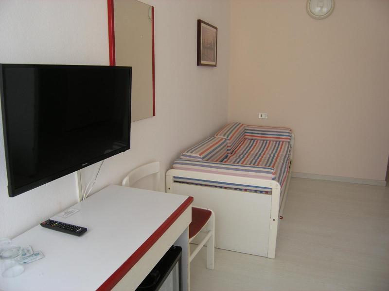 Standard Double or Twin Room image 4