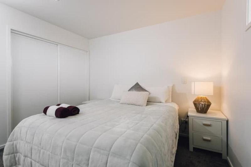 Affordable Apartment Hagley Park Super Fast Wifi - image 15