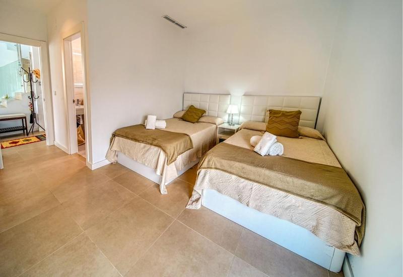 Beautiful villa with private Pool - image 2