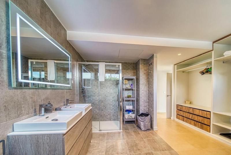 Beautiful villa with private Pool - image 15