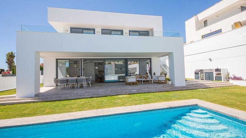 Beautiful villa with private Pool - image 11