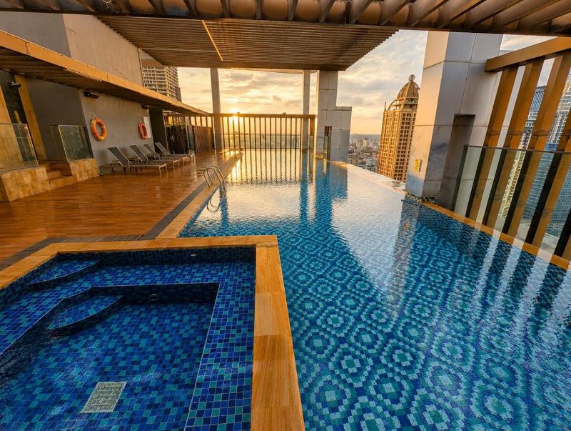 30th Floor Studio with Stunning Sunset Skyline - image 10