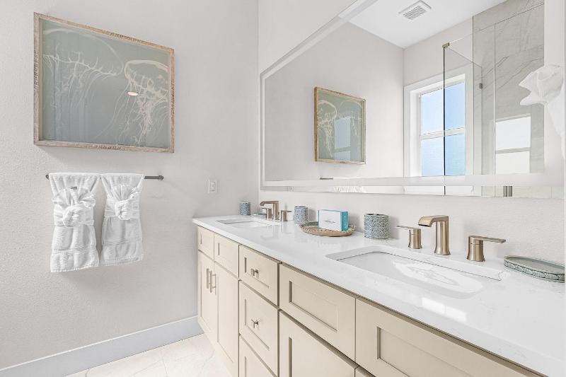 Fort Myers Beach Waterfront Estate with Pool - image 6