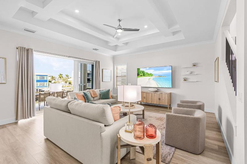Fort Myers Beach Waterfront Estate with Pool - image 9