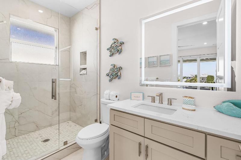 Fort Myers Beach Waterfront Estate with Pool - image 34