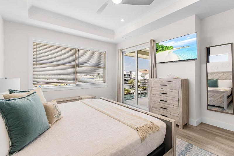 Fort Myers Beach Waterfront Estate with Pool - image 17