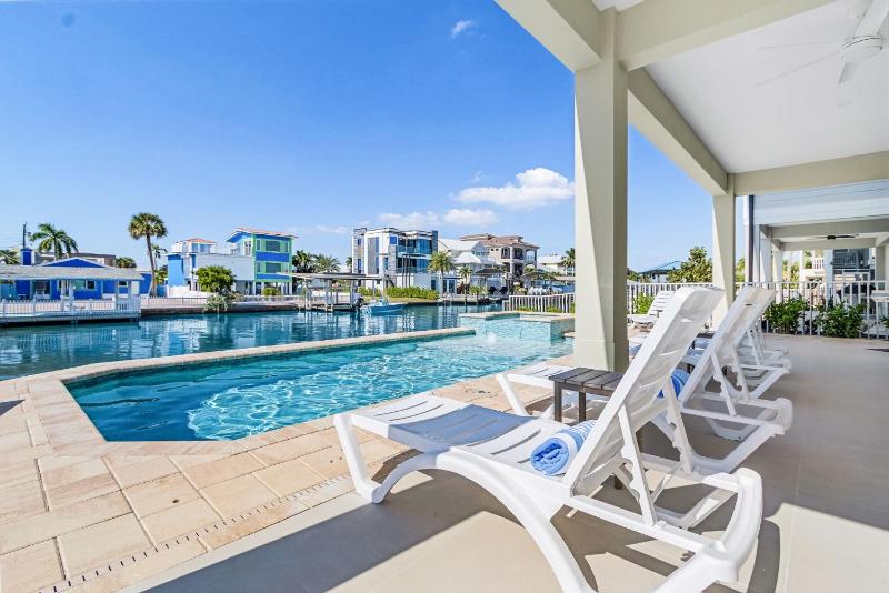 Fort Myers Beach Waterfront Estate with Pool - image 43