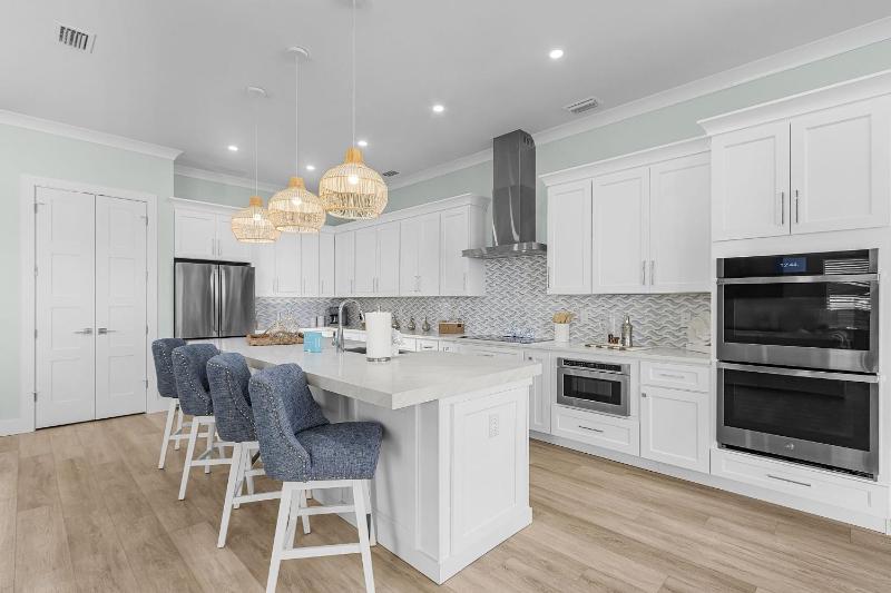 Fort Myers Beach Waterfront Estate with Pool - image 30