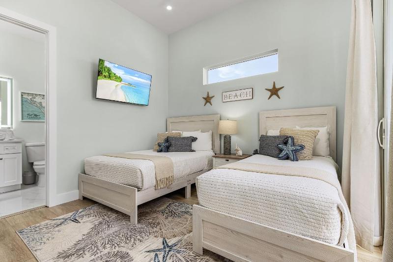Fort Myers Beach Waterfront Estate with Pool - image 7