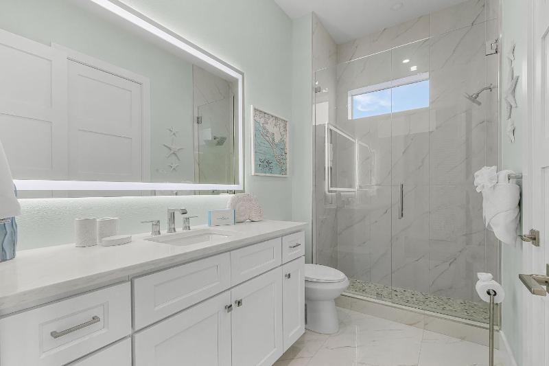 Fort Myers Beach Waterfront Estate with Pool - image 39