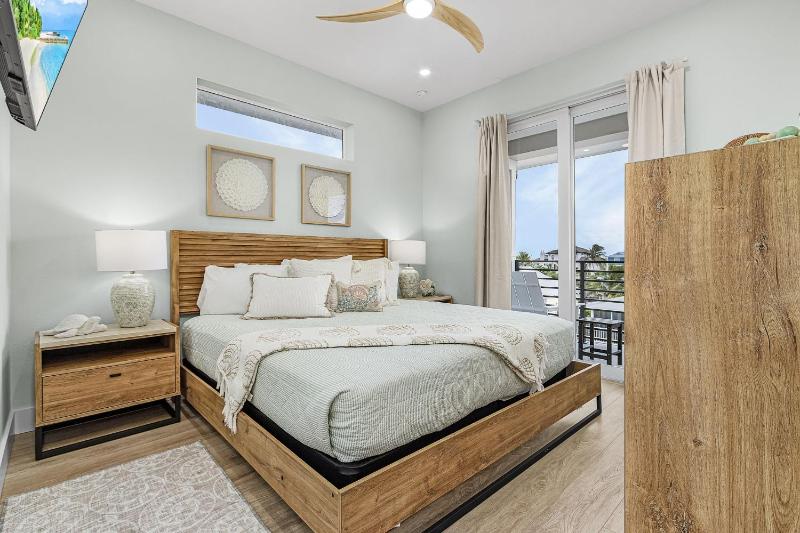 Fort Myers Beach Waterfront Estate with Pool - image 29