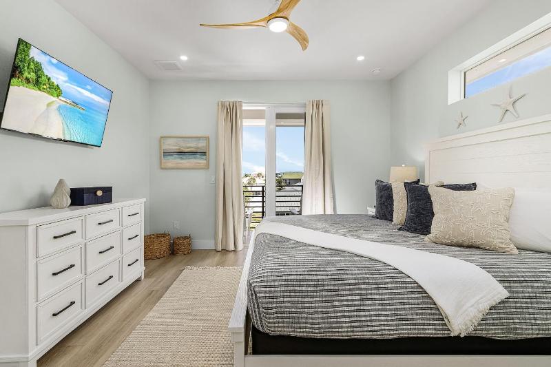 Fort Myers Beach Waterfront Estate with Pool - image 11