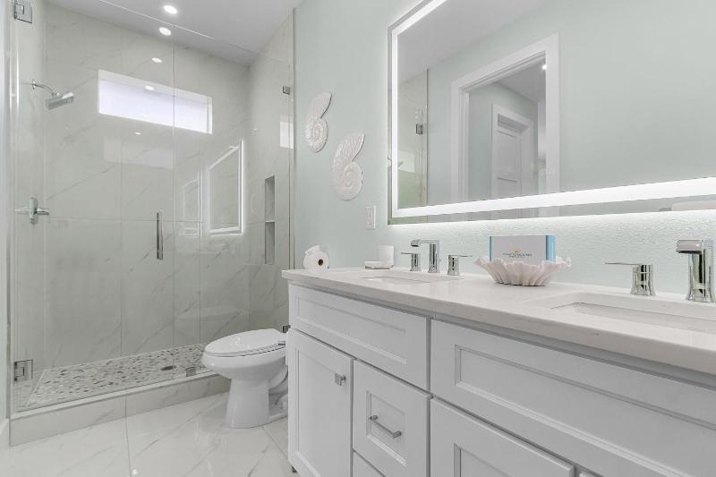 Fort Myers Beach Waterfront Estate with Pool - image 16