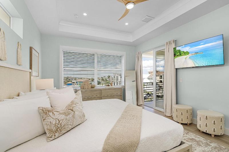 Fort Myers Beach Waterfront Estate with Pool - image 14