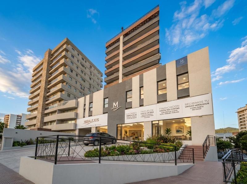 Dpto céntrico balcón con parrilla y piscina - image 25