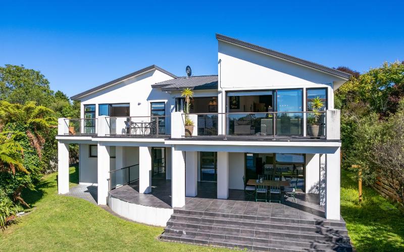 Riverside Villa - Spacious home in a stunning location - image 1