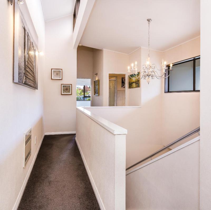 Riverside Villa - Spacious home in a stunning location - image 6
