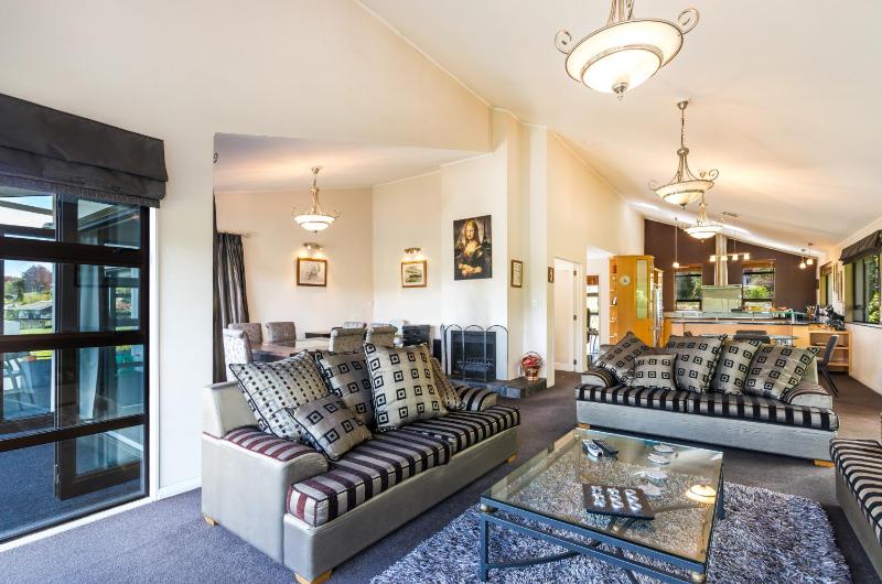 Riverside Villa - Spacious home in a stunning location - image 19