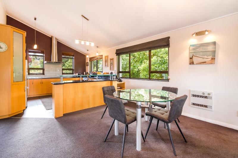 Riverside Villa - Spacious home in a stunning location - image 17