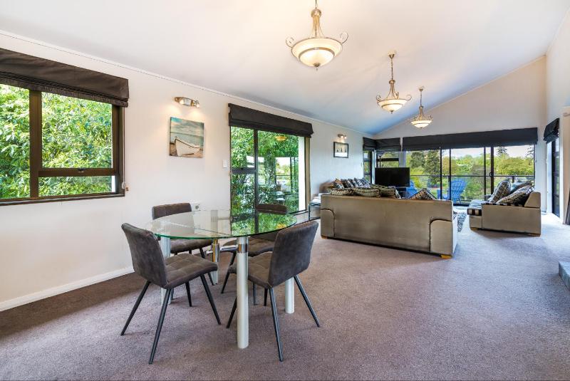 Riverside Villa - Spacious home in a stunning location - image 7