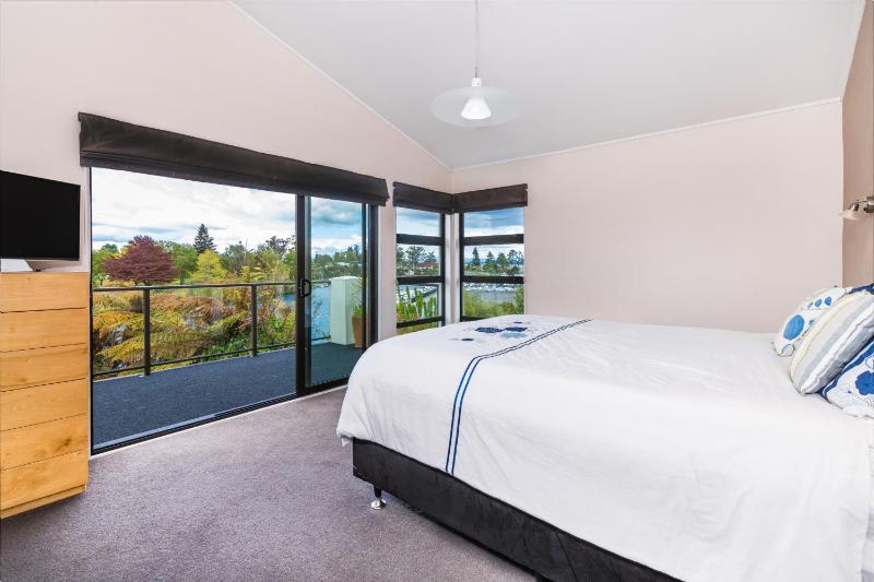 Riverside Villa - Spacious home in a stunning location - image 22